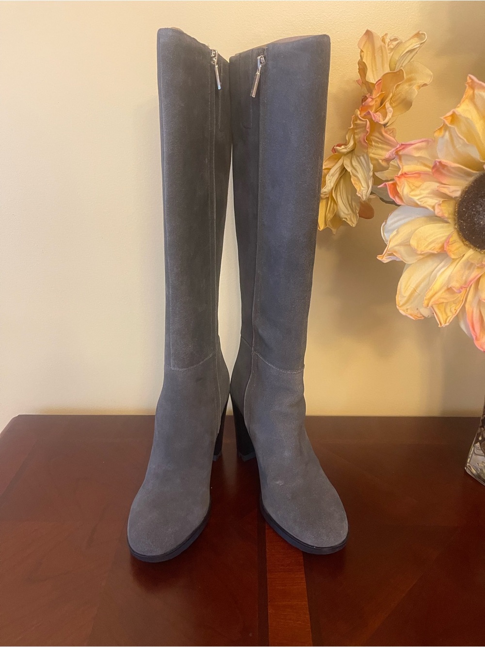 New women’s size 6.5 Kenneth Cole Gray Suede Knee Boots